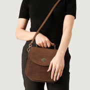 
Solid Antique Brass Hardware & Heavy-Duty Dual Zipper Detail on The Sandra Vintage 탄 Leather Saddle Bag For Women