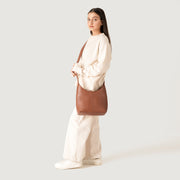 
Brown Full-Grain leather Goods - 어깨 라인과 깔끔한 밑단이 돋보이는 뒷면 뷰