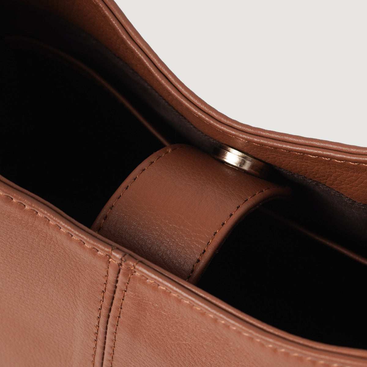 
착용 핏 뷰:  The Stefani Brown Leather Hobo Bag For Women 모델 착용 (자연광 드레이프 핏)