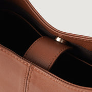 
착용 핏 뷰:  The Stefani Brown Leather Hobo Bag For Women 모델 착용 (자연광 드레이프 핏)