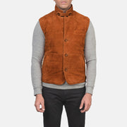 Close-Up Detail of Notch with removable throat latch &amp; Button Hardware on Men's Tony 브라운 Suede Vest 남성용