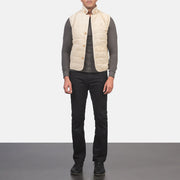 
Tony Off-White Suede Vest 남성용 남성용 - 입체 소매 커팅과 슬림 테이퍼드 핏을 보여주는 측면 뷰