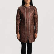 
클로즈업 상세 of Classic Collar & Zipper Hardware on Trudy Lane 퀼팅 마룬 가죽 코트 여성용