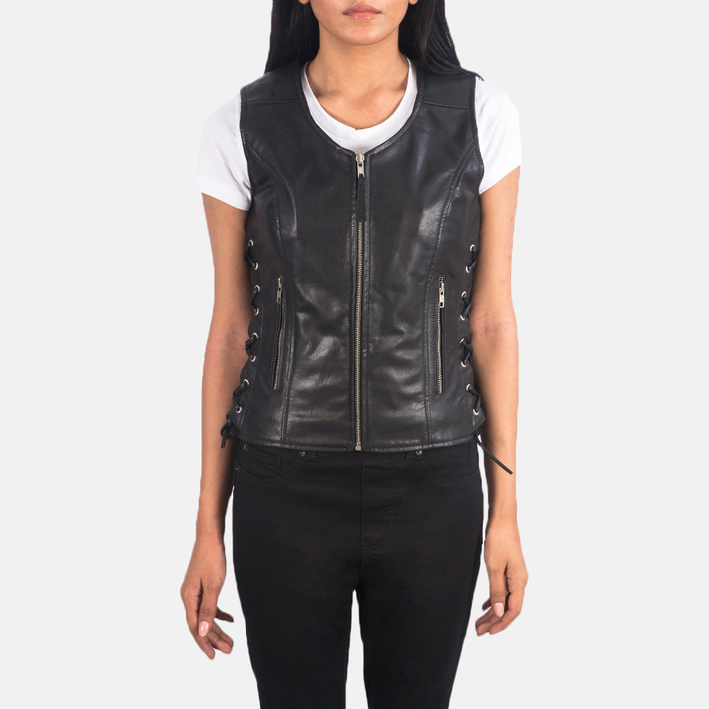 Close-Up Detail of V-neck &amp; Zipper Hardware on Women's Vanda 블랙 Leather Biker Vest 여성용