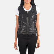 Close-Up Detail of V-neck &amp; Zipper Hardware on Women's Vanda 블랙 Leather Biker Vest 여성용