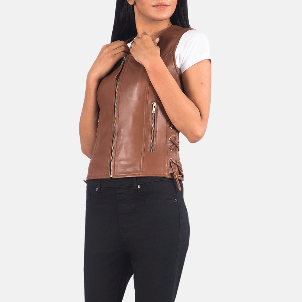 Close-Up Detail of V-neck &amp; Zipper Hardware on Women's Vanda 브라운 Leather Biker Vest 여성용