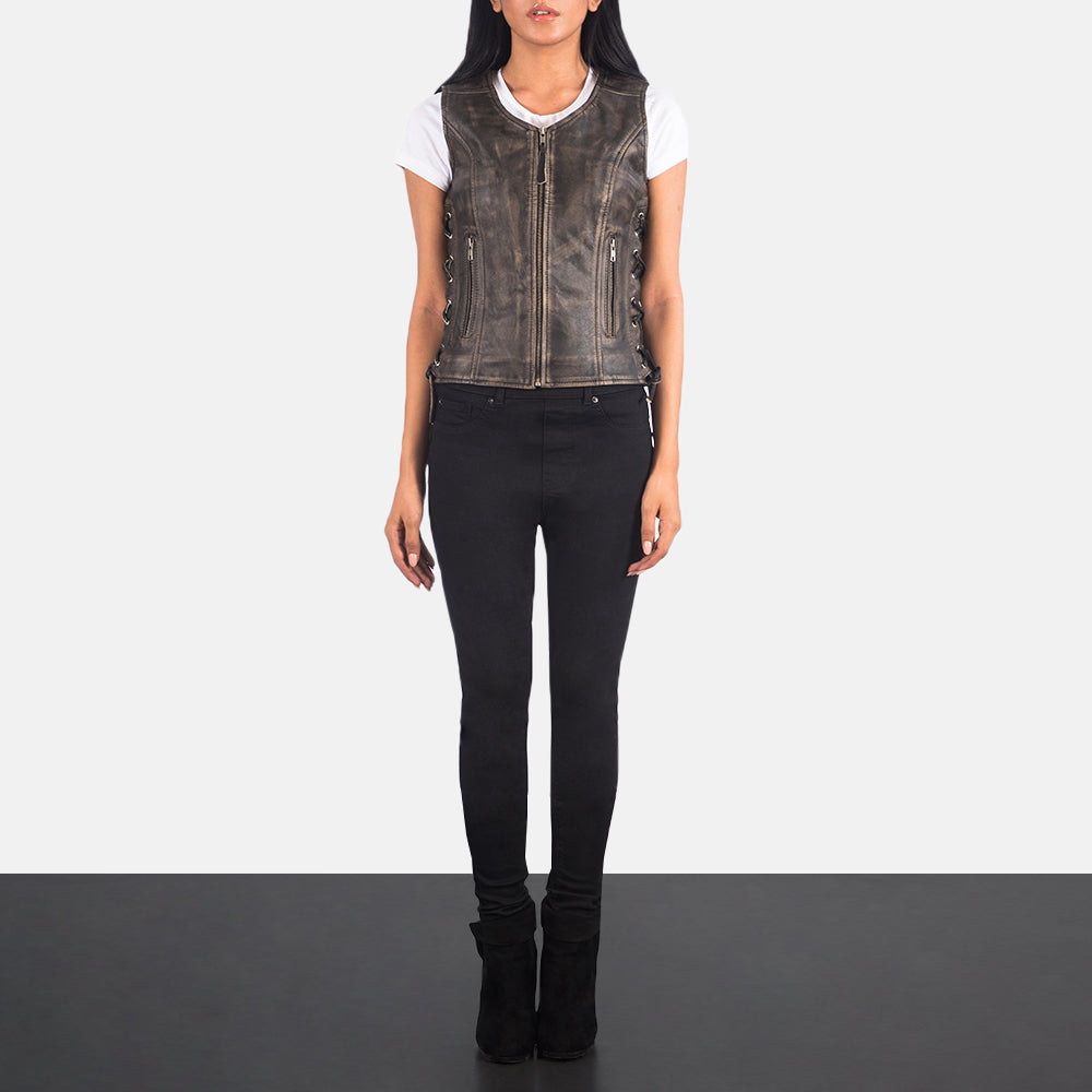 
Vanda Distressed 브라운 Leather Biker Vest 여성용 - 입체 소매 커팅과 슬림 테이퍼드 핏을 보여주는 측면 뷰