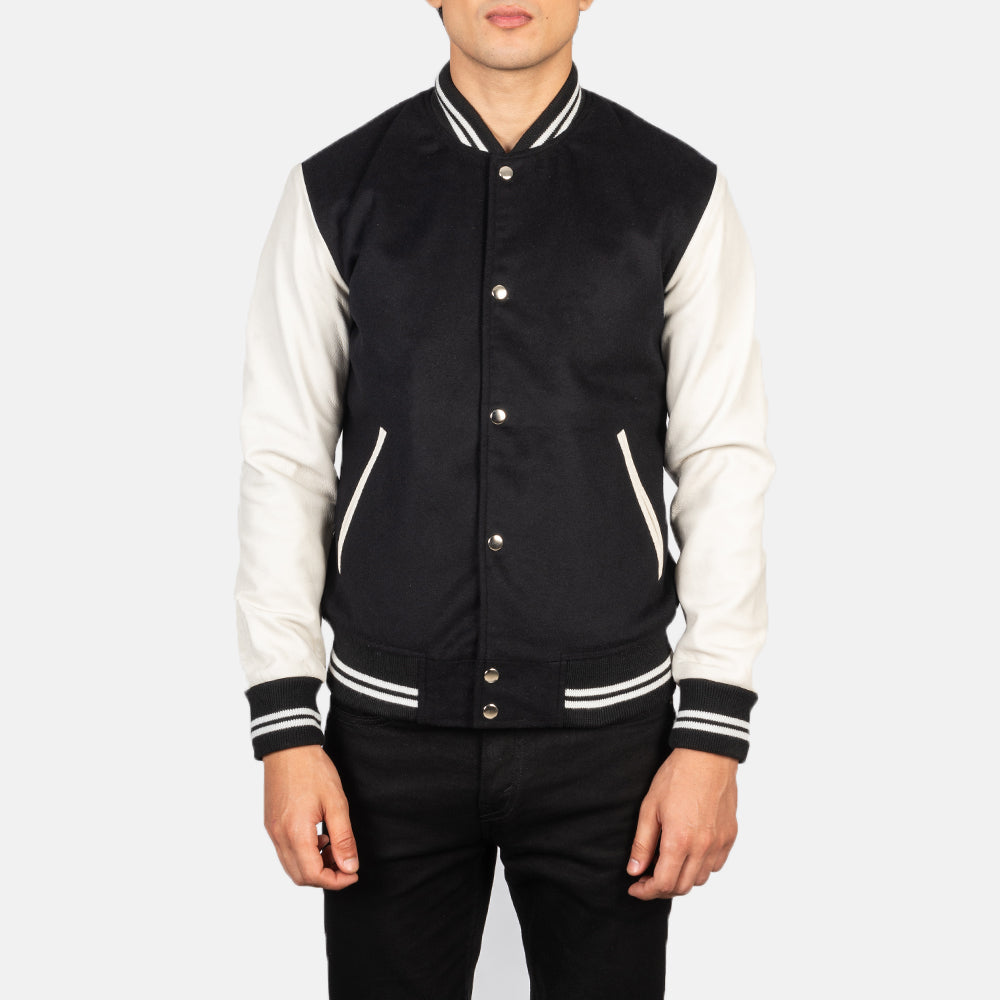 Close-Up Detail of Varsity &amp; Snap Buttons Hardware on Men's Vaxton 블랙 &amp; White Hybrid Varsity 가죽 자켓 남성용