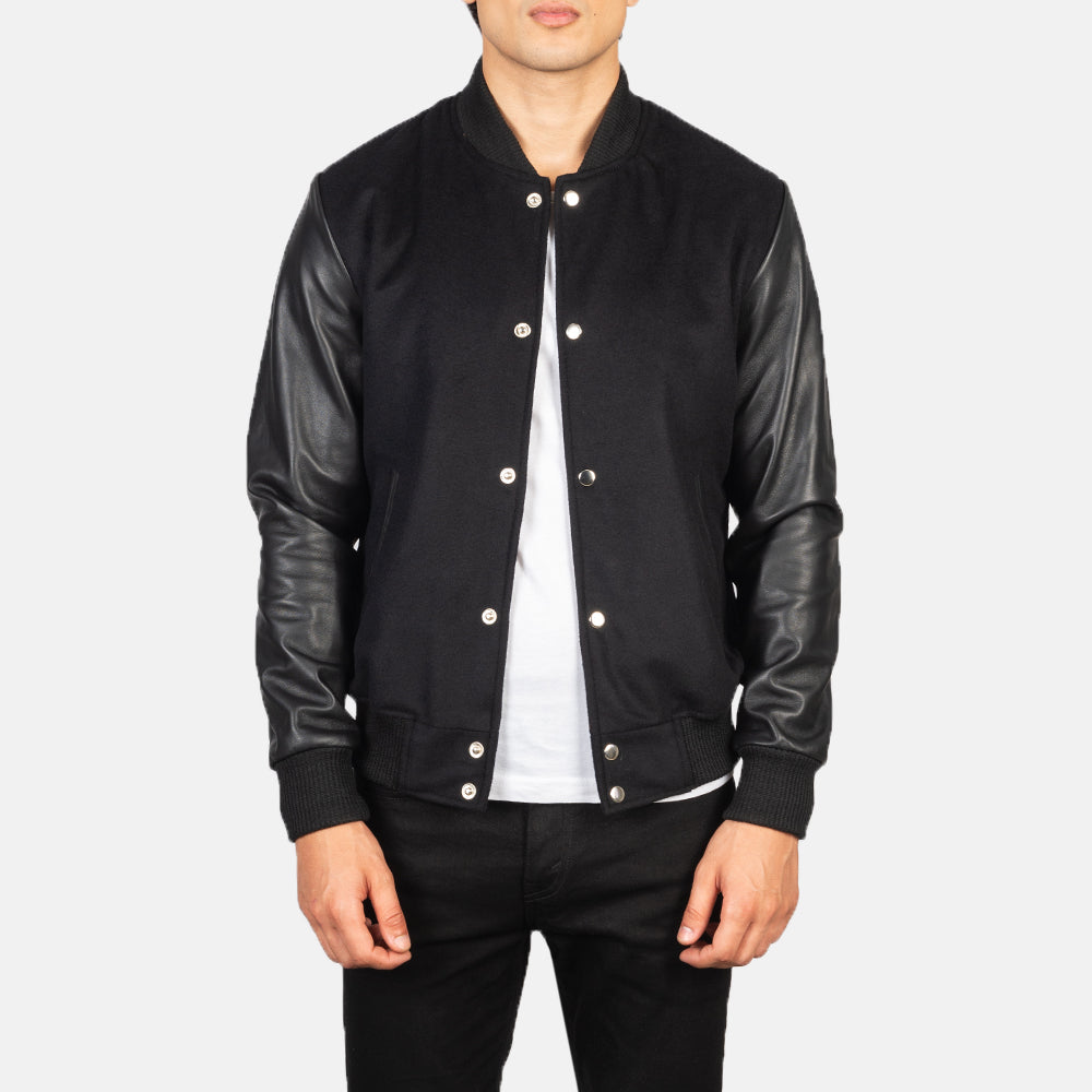 Men's Vaxton 블랙 Hybrid Varsity 가죽 자켓 남성용 in Black Sheepskin Leather - Front Profile View &amp; Tailored Silhouette | Buy Online