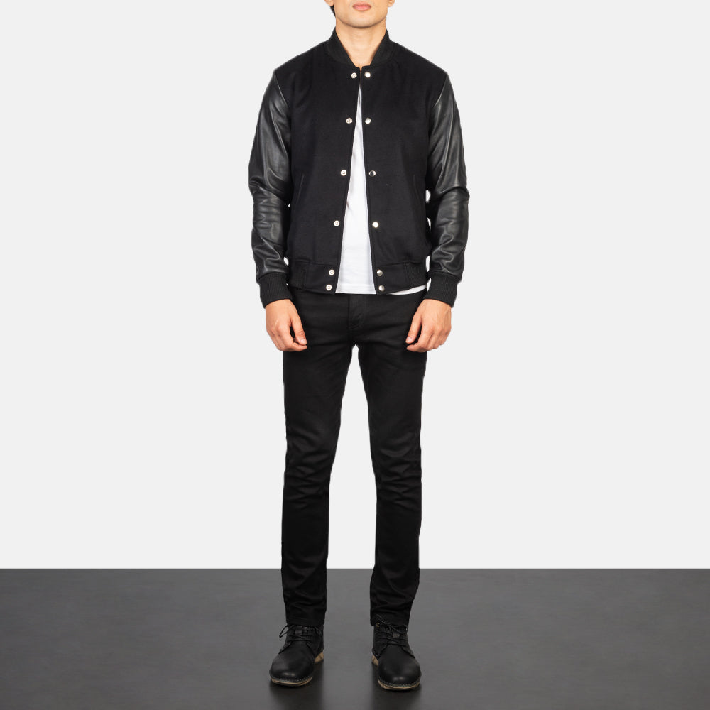 Men's Vaxton 블랙 Hybrid Varsity 가죽 자켓 남성용 - Lateral Side Profile View Showing Sleeve Cut &amp; Athletic Taper Fit