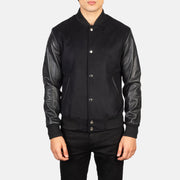 Close-Up Detail of Varsity &amp; Snap Buttons Hardware on Men's Vaxton 블랙 Hybrid Varsity 가죽 자켓 남성용