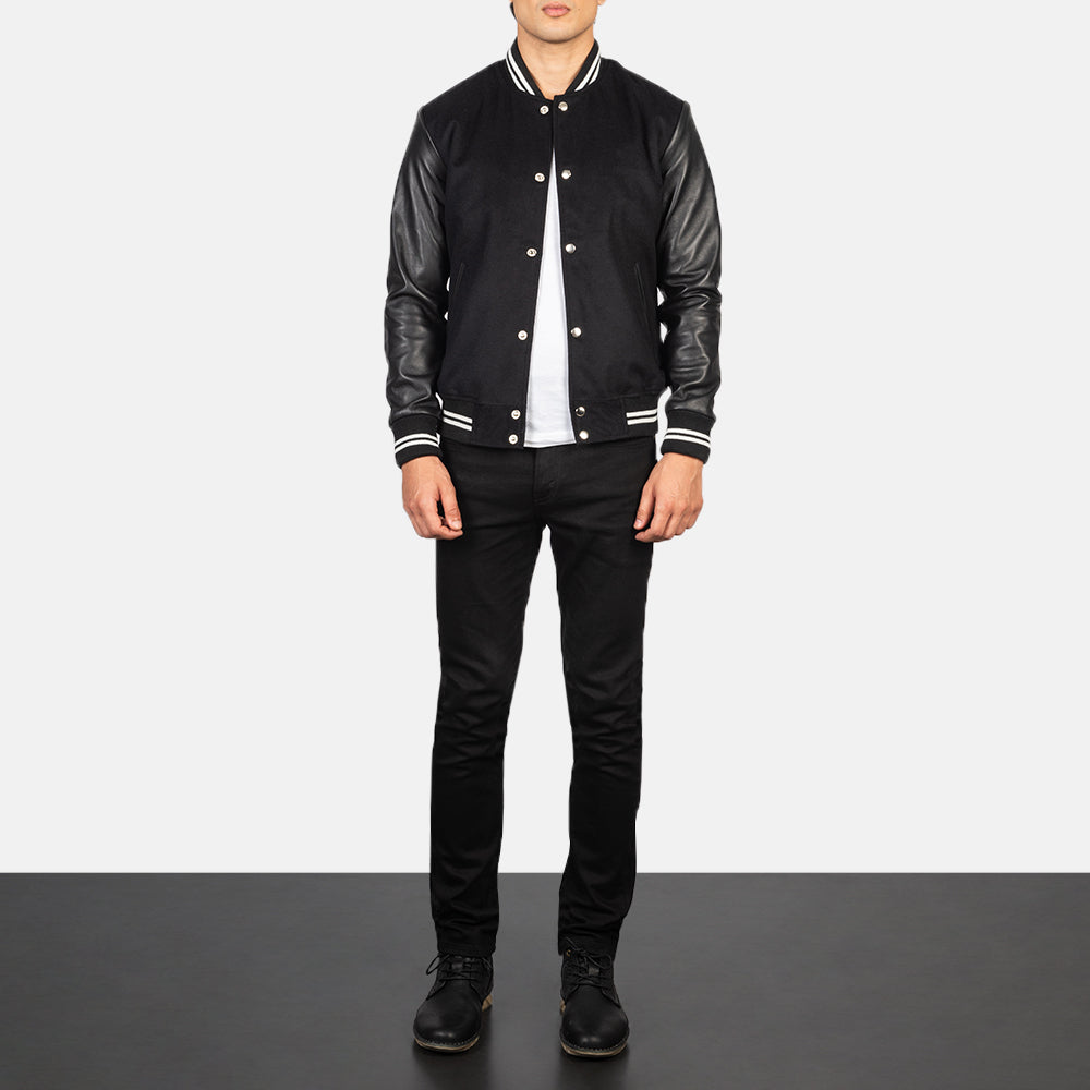 Men's Vaxton 블랙 Striped Hybrid Varsity 가죽 자켓 남성용 - Lateral Side Profile View Showing Sleeve Cut &amp; Athletic Taper Fit