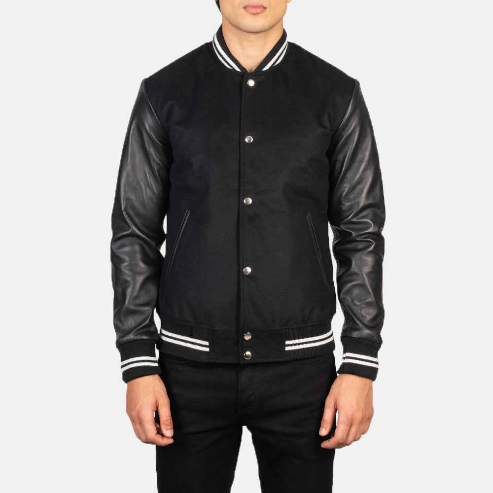Close-Up Detail of Varsity &amp; Snap Buttons Hardware on Men's Vaxton 블랙 Striped Hybrid Varsity 가죽 자켓 남성용