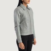 
착용 핏 뷰:  Vixen Pink Classic Collar Leather Jacket 모델 착용 (자연광 드레이프 핏)