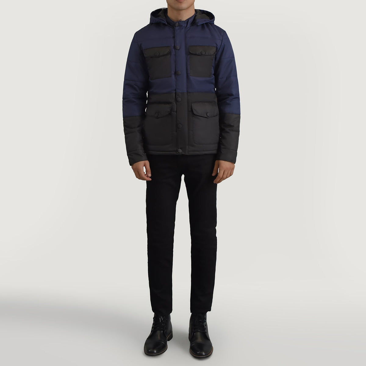 
Wayne 블랙 & 블루 Hooded Puffer 가죽 자켓 남성용 - 입체 소매 커팅과 슬림 테이퍼드 핏을 보여주는 측면 뷰