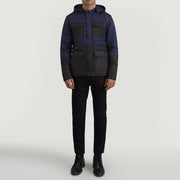 
Wayne 블랙 & 블루 Hooded Puffer 가죽 자켓 남성용 - 입체 소매 커팅과 슬림 테이퍼드 핏을 보여주는 측면 뷰