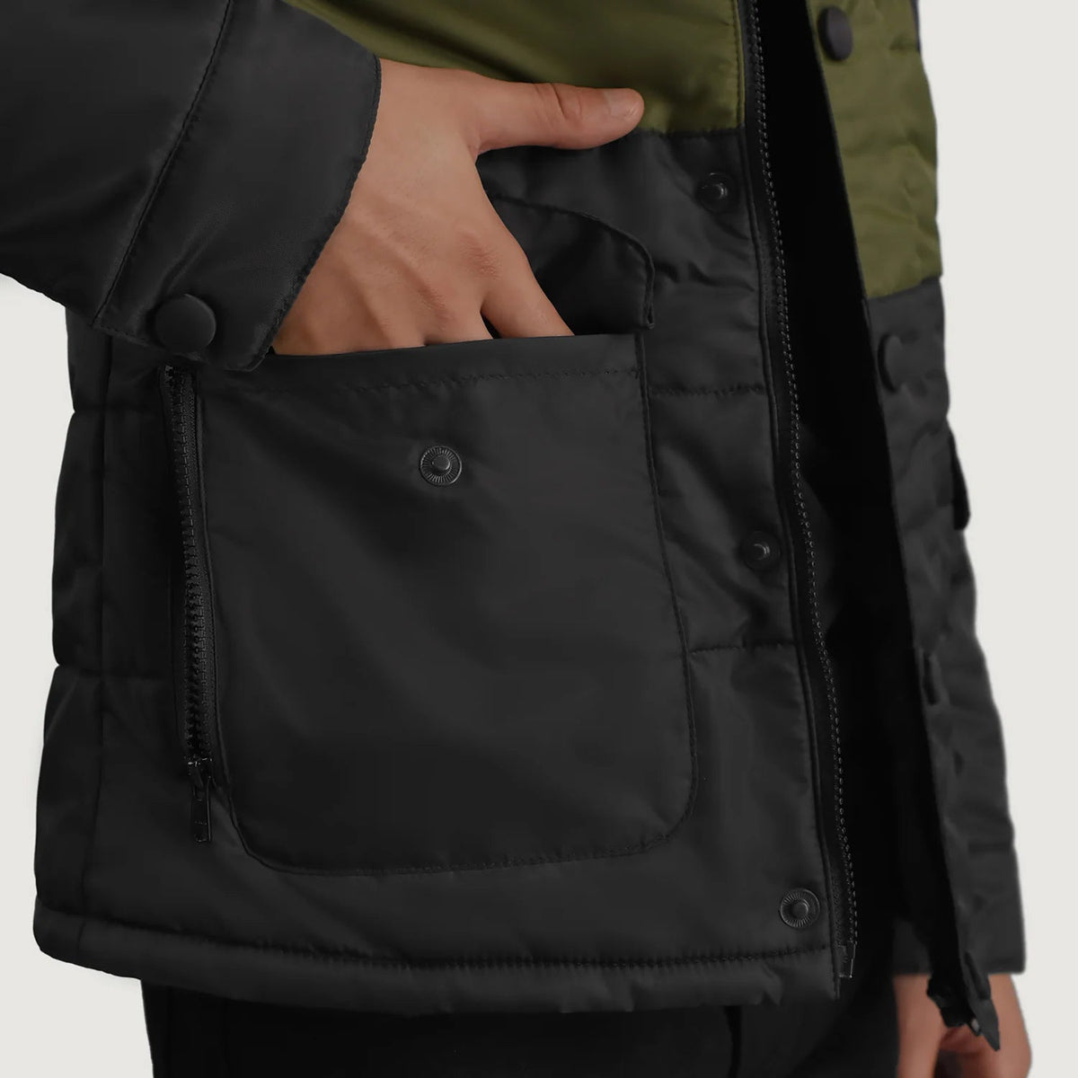 
내부 라이닝 뷰 Showing Quilted Viscose Lining & 내부 수납 포켓 2개