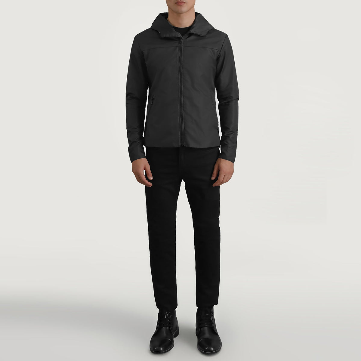 
Wesley 블랙 Hooded Windbreaker 가죽 자켓 남성용 - 입체 소매 커팅과 슬림 테이퍼드 핏을 보여주는 측면 뷰