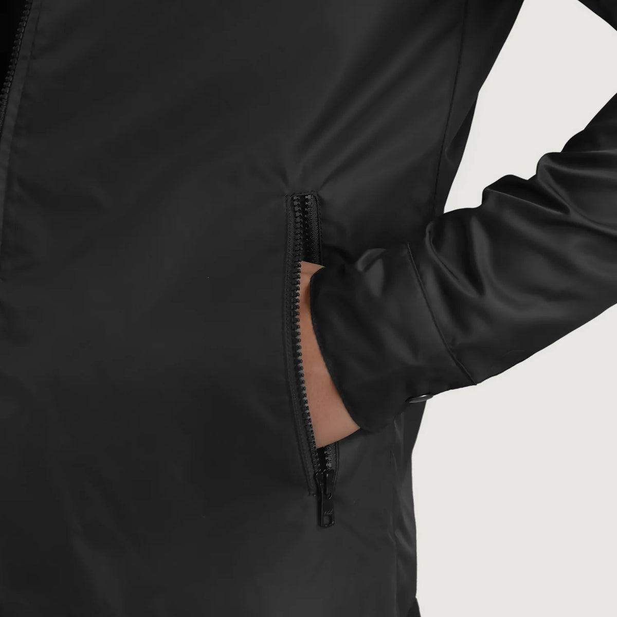 
내부 라이닝 뷰 Showing Quilted Viscose Lining & 내부 수납 포켓 2개