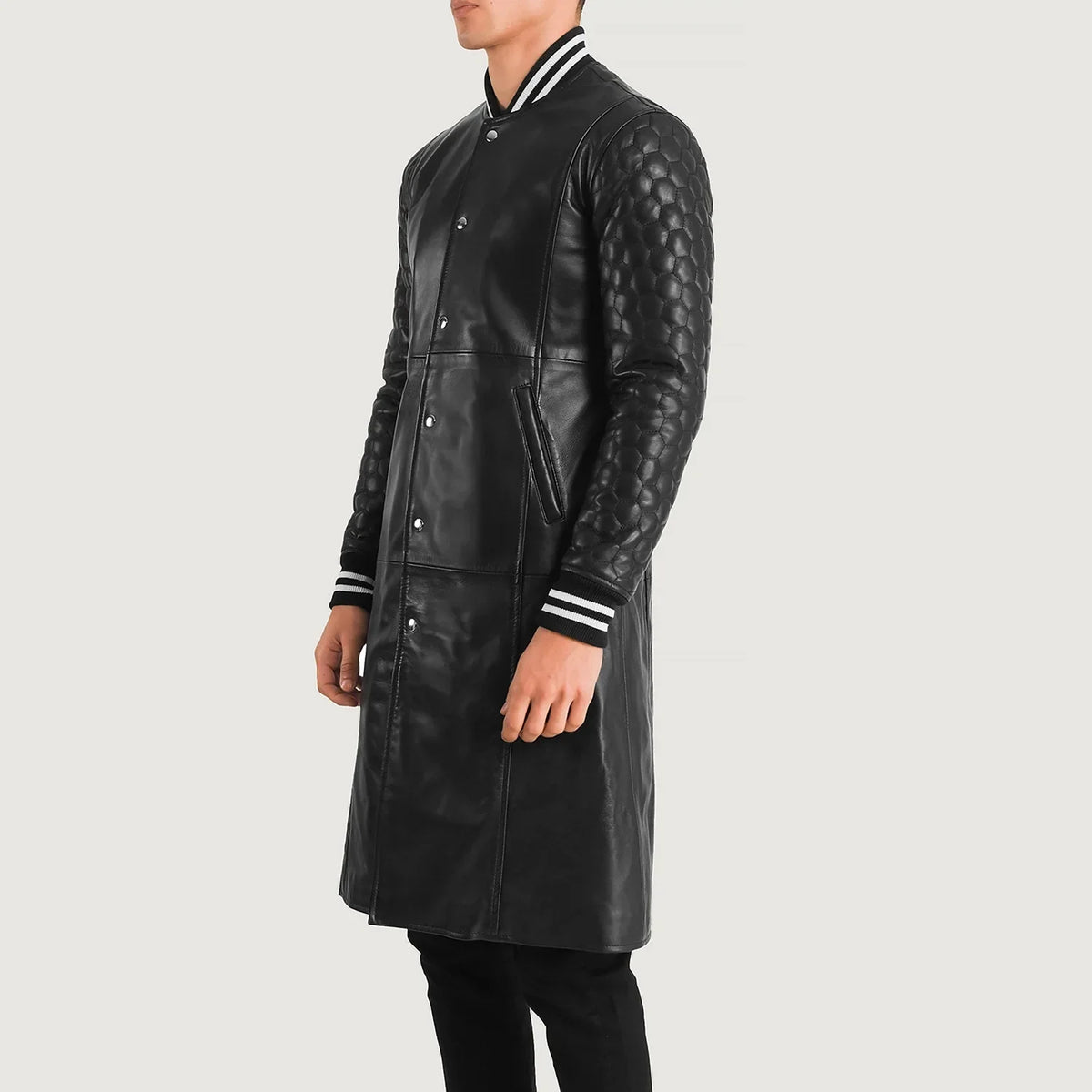 
Black Sheepskin Leather Varsity Jacket - 어깨 라인과 깔끔한 밑단이 돋보이는 뒷면 뷰
