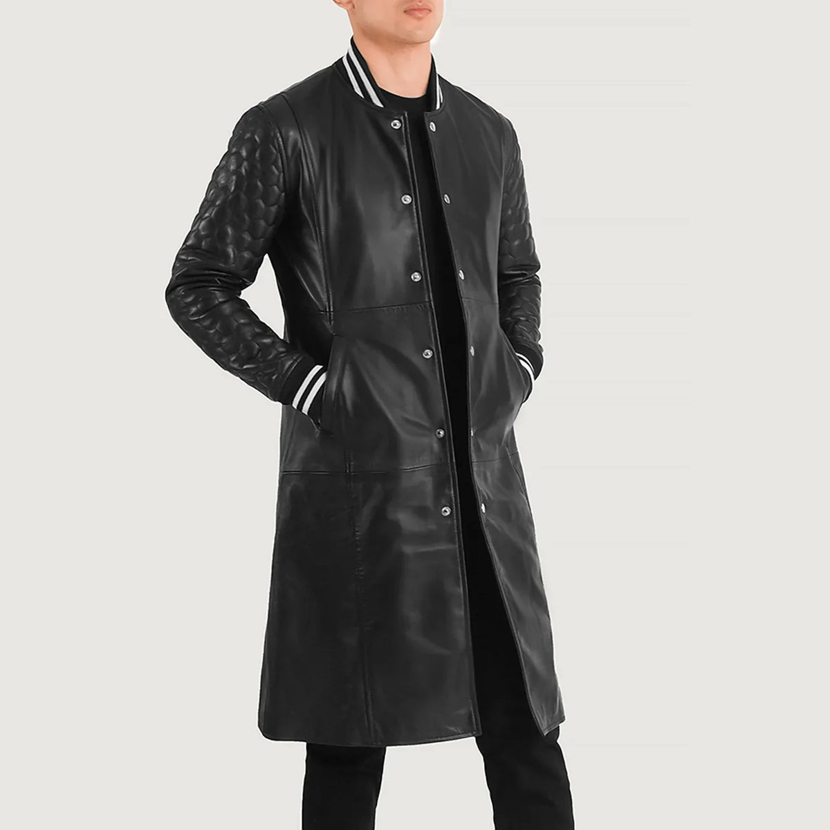 
Wilde 블랙 Leather Varsity 가죽 코트 남성용 - 입체 소매 커팅과 슬림 테이퍼드 핏을 보여주는 측면 뷰