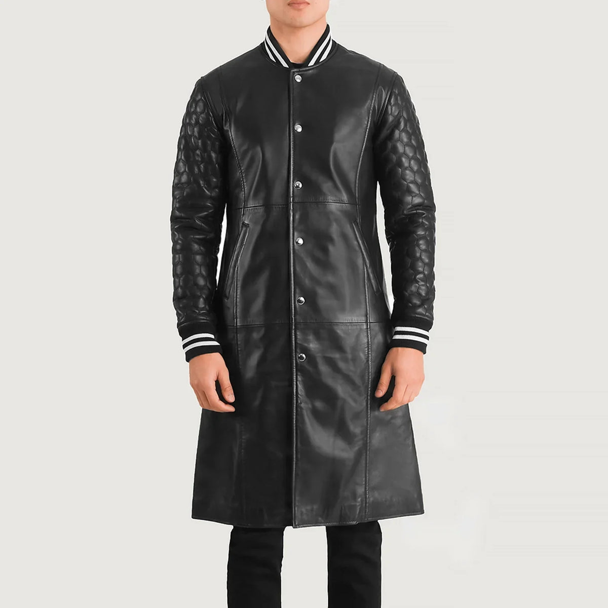 
클로즈업 상세 of Varsity collar & Snap Button button Hardware on Wilde 블랙 Leather Varsity 가죽 코트 남성용
