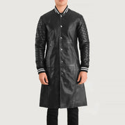 
클로즈업 상세 of Varsity collar & Snap Button button Hardware on Wilde 블랙 Leather Varsity 가죽 코트 남성용