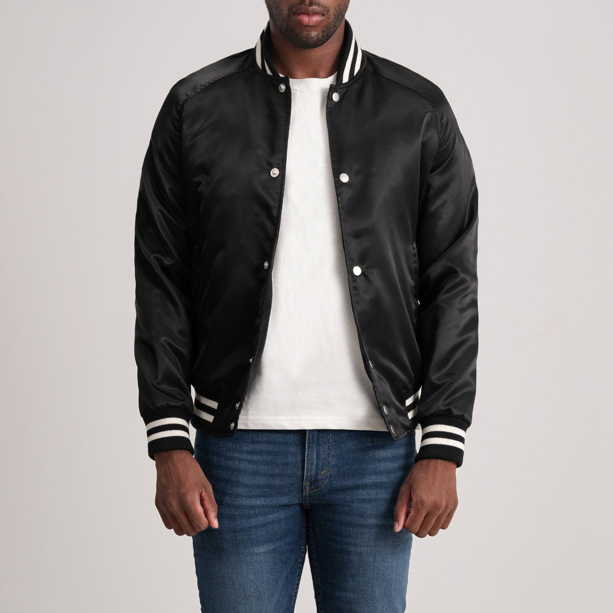 Xander 블랙 Varsity 가죽 자켓 남성용 - Lateral Side Profile View Showing Sleeve Cut &amp; Athletic Taper Fit