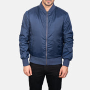 Close-Up Detail of Varsity &amp; Zipper Hardware on Men's Zack Blue 가죽 봄버 자켓 남성용