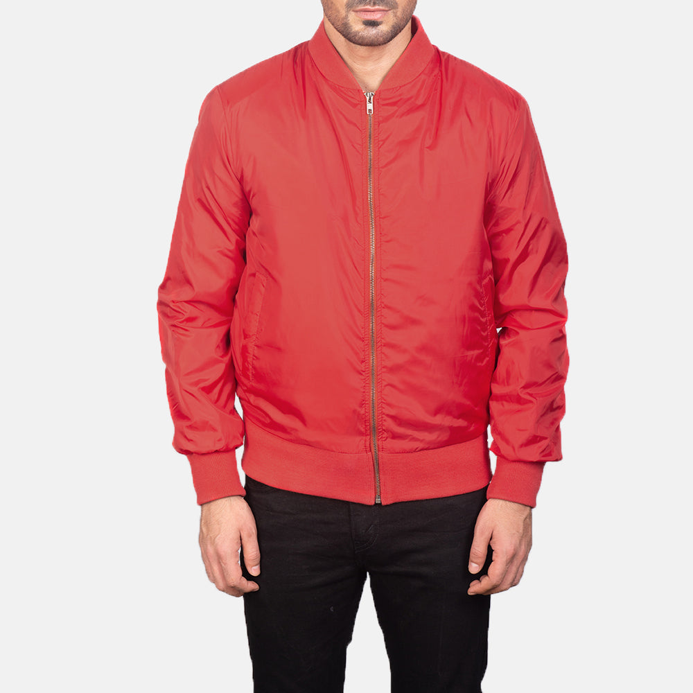 Close-Up Detail of Varsity &amp; Zipper Hardware on Men's Zack Red 가죽 봄버 자켓 남성용