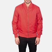 Close-Up Detail of Varsity &amp; Zipper Hardware on Men's Zack Red 가죽 봄버 자켓 남성용