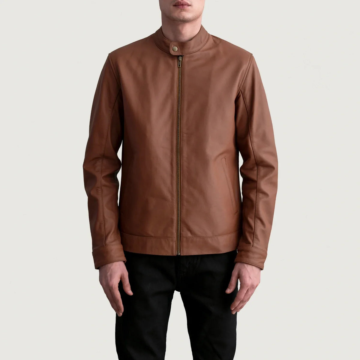 
Zen Matte 브라운 가죽 라이더 자켓 남성용 - 입체 소매 커팅과 슬림 테이퍼드 핏을 보여주는 측면 뷰