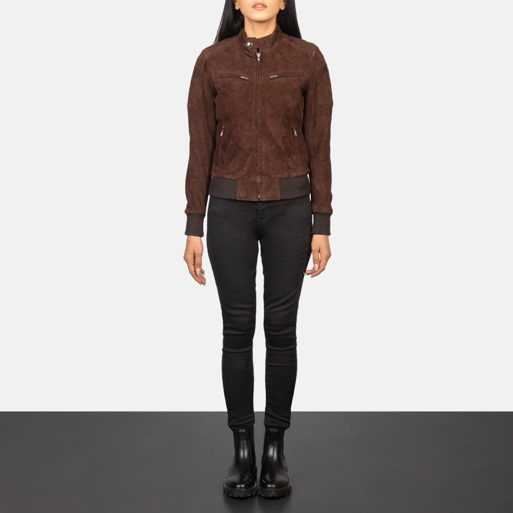 
Zenna Mocha Suede Bomber Jacket - 입체 소매 커팅과 슬림 테이퍼드 핏을 보여주는 측면 뷰