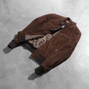 
착용 핏 뷰:  Zenna Mocha Suede Bomber Jacket 모델 착용 (자연광 드레이프 핏)